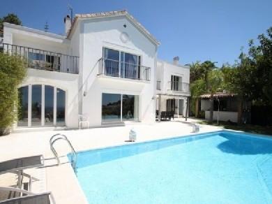 Chalet con 4 dormitorios se vende en Marbella, Costa del Sol