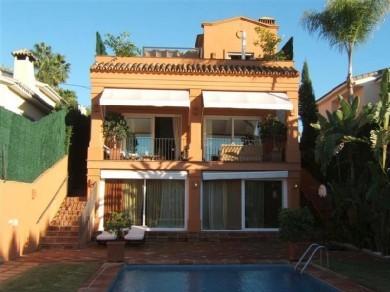 Chalet con 3 dormitorios se vende en Marbella, Costa del Sol