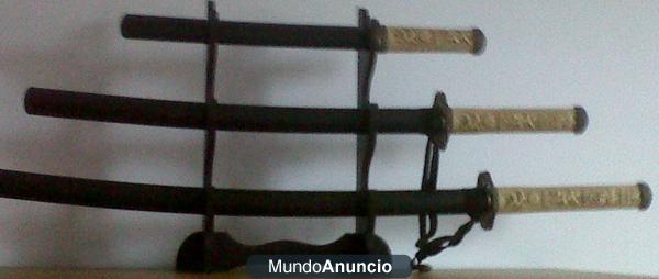 SET DE TRES KATANAS CON EXPOSITOR