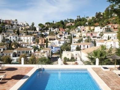 Adosado con 2 dormitorios se vende en Benahavis, Costa del Sol