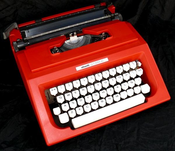 MAQUINA DE ESCRIBIR ANTIGUA OLIVETTI ROJA,  UNICA