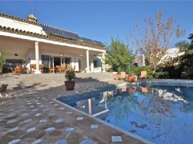 Chalet con 4 dormitorios se vende en Estepona, Costa del Sol