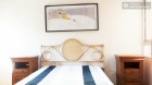 Rooms available - Nice 3-bedroom apartment with plenty of living space in Hortaleza - mejor precio | unprecio.es
