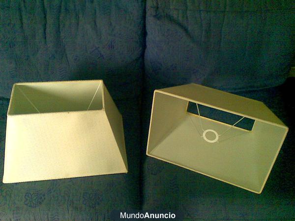 Una o dos pantallas rectangulares blancas de tela