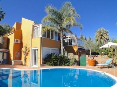 Chalet con 4 dormitorios se vende en Marbella, Costa del Sol