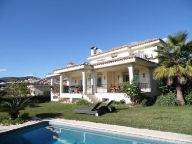 Chalet con 5 dormitorios se vende en Marbella, Costa del Sol