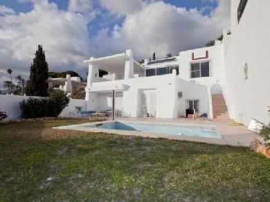 Chalet con 4 dormitorios se vende en Marbella, Costa del Sol