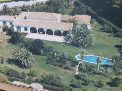 Chalet con 5 dormitorios se vende en Marbella, Costa del Sol