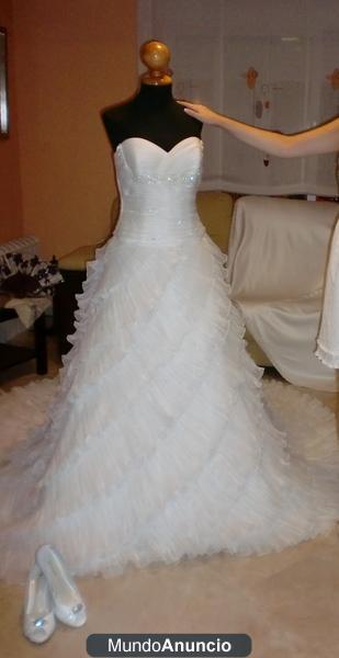 Vestido de boda precioso con capa