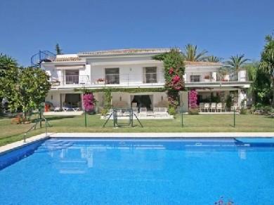 Chalet con 5 dormitorios se vende en Estepona, Costa del Sol