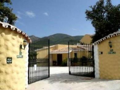 Chalet con 4 dormitorios se vende en Alhaurin el Grande