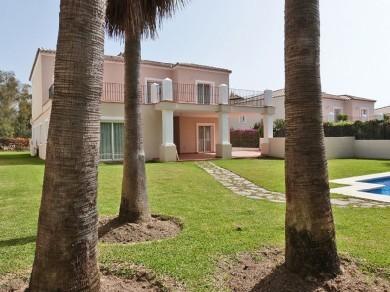 Chalet con 5 dormitorios se vende en Marbella, Costa del Sol