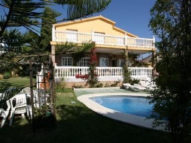 Chalet con 5 dormitorios se vende en Marbella, Costa del Sol