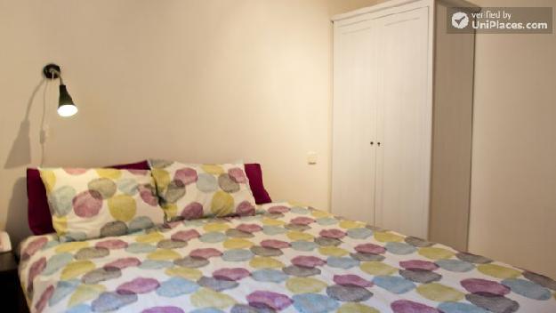 Rooms available - 5-bedroom apartment near the centre of Madrid