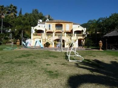 Chalet con 7 dormitorios se vende en Marbella, Costa del Sol