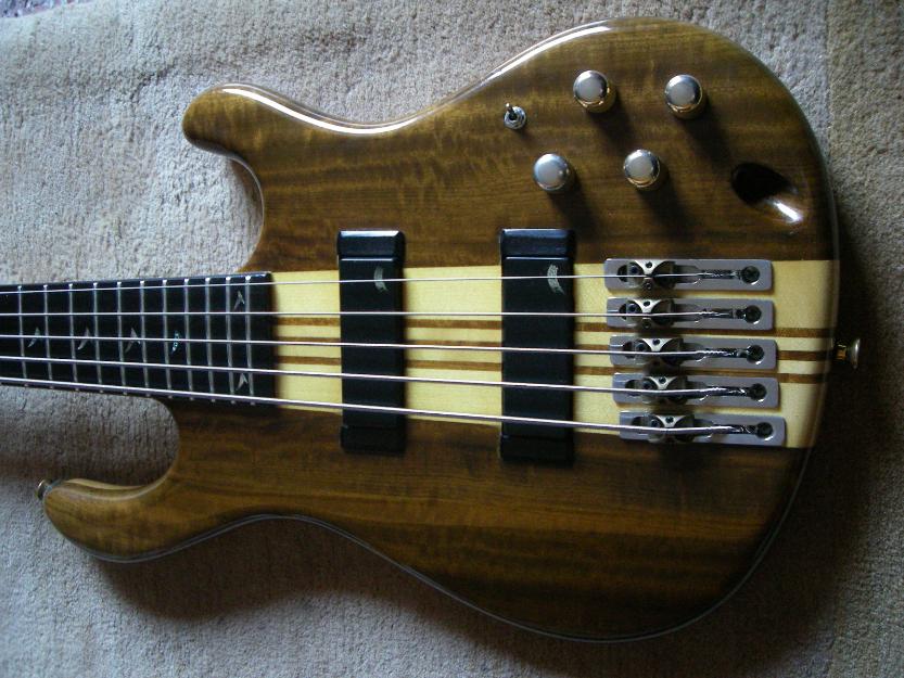 Neuser Courage bass, hand made! en perfecto estado.