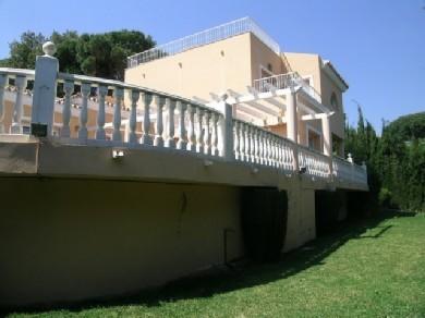 Chalet con 4 dormitorios se vende en Marbella, Costa del Sol