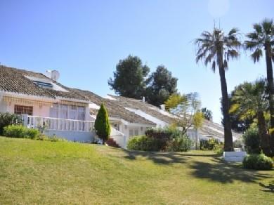 Apartamento con 2 dormitorios se vende en Marbella, Costa del Sol