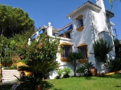 Chalet con 3 dormitorios se vende en Marbella, Costa del Sol