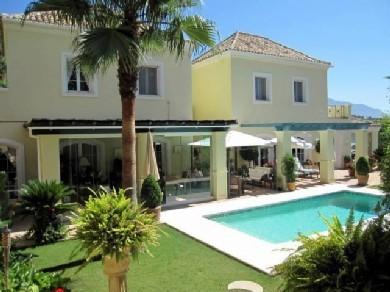 Chalet con 4 dormitorios se vende en Marbella, Costa del Sol