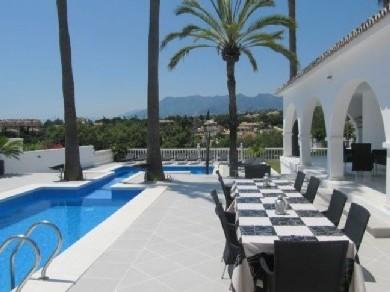 Chalet con 6 dormitorios se vende en Marbella, Costa del Sol