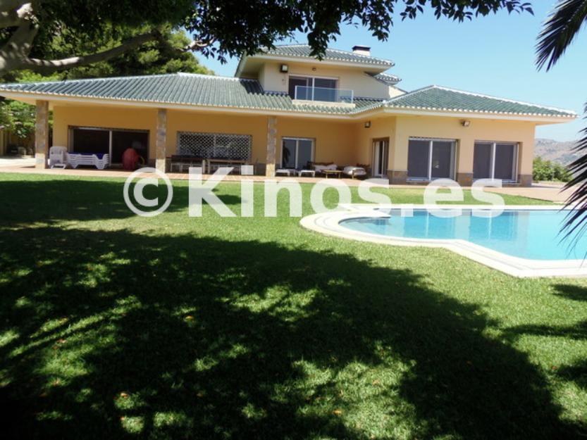 Modern villa for sale in Málaga East Pinewoods San Antón built on one level plot of over t