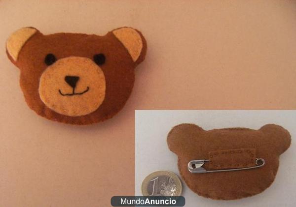 Broche artesanal de fieltro. Oso