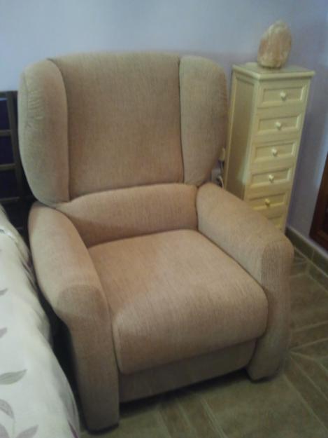 Se vende un sillon y dos mesas