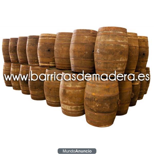 Barricas de madera usadas