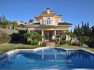 Chalet con 4 dormitorios se vende en Marbella, Costa del Sol