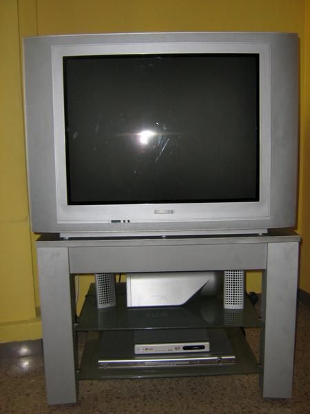 Se vende TV+TDT+DVD+mesa