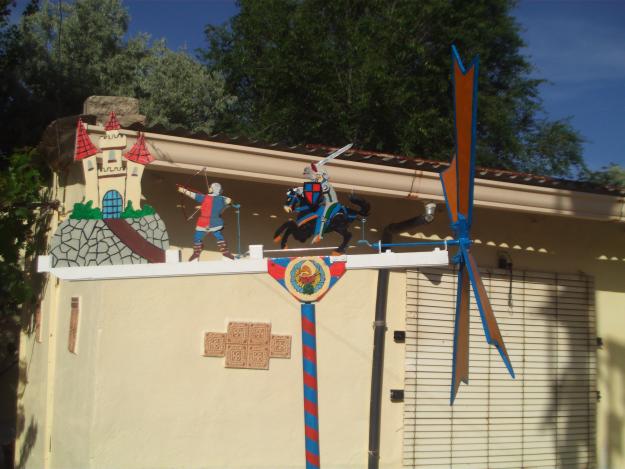 molinos de viento con figuras en movimiento