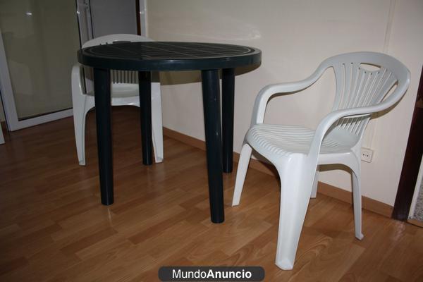 35€ - 2 SILLAS + 1 MESA de JARDIN NUEVAS + 2 caballetes pino