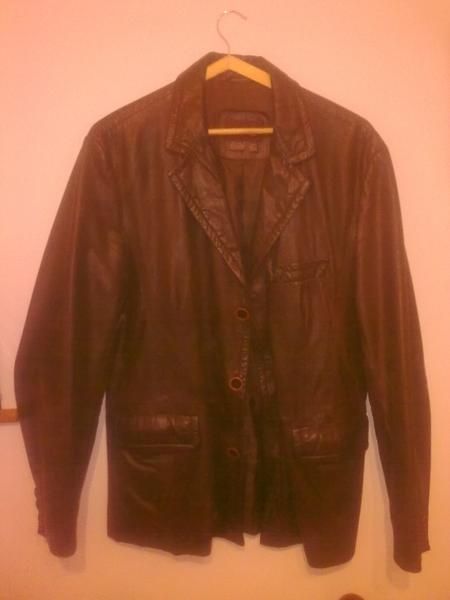 Vendo americana cuero zara marron impecable. talla ajustada talla xl. cuero antiguo marron precio nueva 290  . . la vend