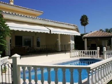 Chalet con 5 dormitorios se vende en Marbella, Costa del Sol