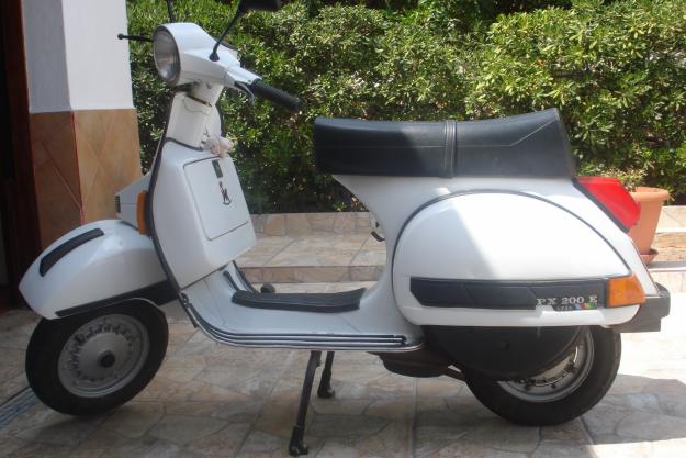 oportunidad:vespa 200cc con 2800 klts del 97,color blanco.2000 euros,tlf.617255346