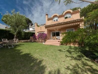 Chalet con 3 dormitorios se vende en Marbella, Costa del Sol