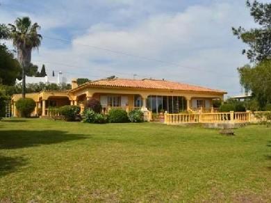 Chalet con 4 dormitorios se vende en Estepona, Costa del Sol